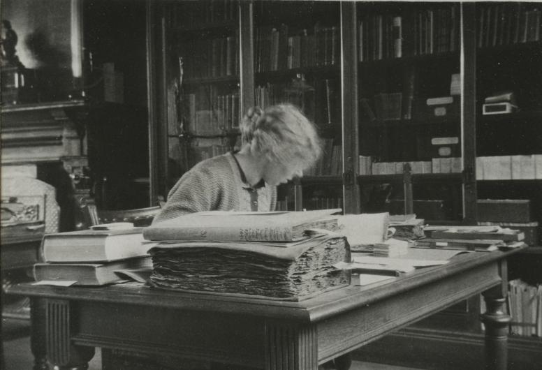 Annie Kersbergen aan het werk in het archief, 1931. Collectie 4202_XXI-17-01-3