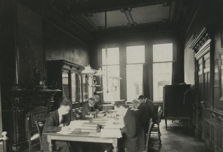 De studiezaal van het Stadsarchief in 1926. Collectie 4202_XXI-14-2.