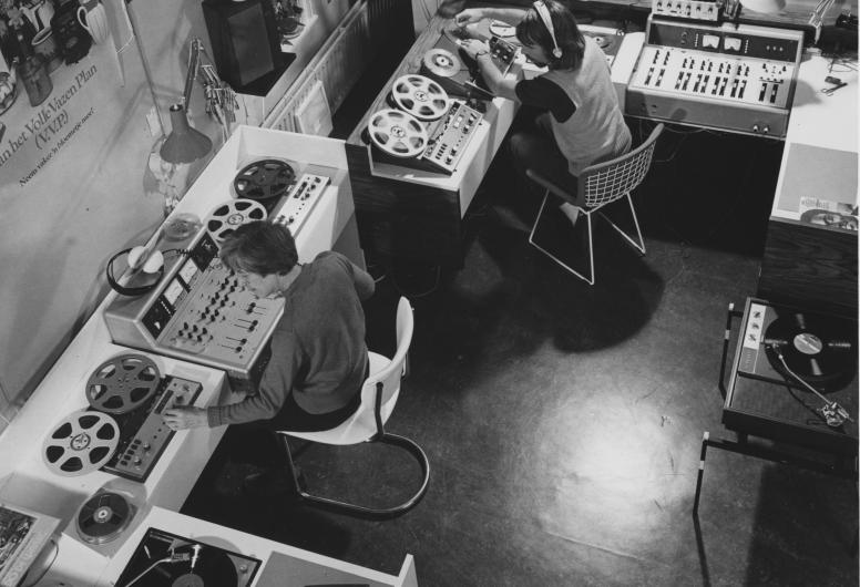Interieur van de geluidstudio van het Gemeentearchief in 1973. Met medewerkers Alida Spijkman-Visser en René van Broekhoven