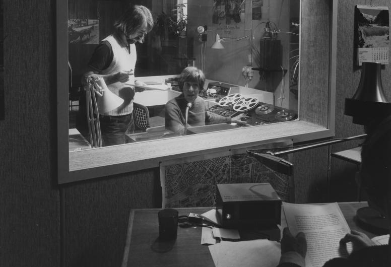 Interieur van de geluidstudio van het Gemeentearchief in 1973. Met medewerkers Alida Spijkman-Visser en René van Broekhoven