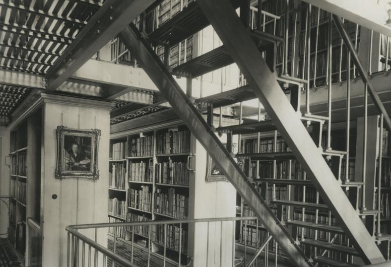 Het trappenhuis in depot 1. 1933. Collectie Topografie. NL-RtSA_4202_XXI-19-2