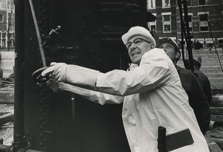 Burgemeester Thomassen bij het slaan van de eerste paal van depot 3 in 1967. 