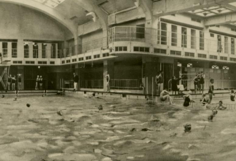 NL-RtSA_4088_10163. Collectie prentbriefkaarten. Interieur van het Oostelijk Zwembad, 1942.