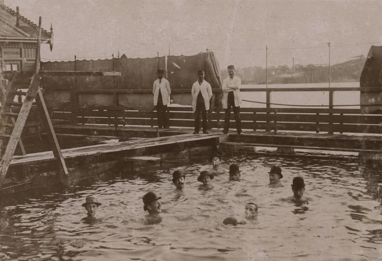Zwem- en badinrichting in de Maas ter hoogte van het park de Oude Plantage.