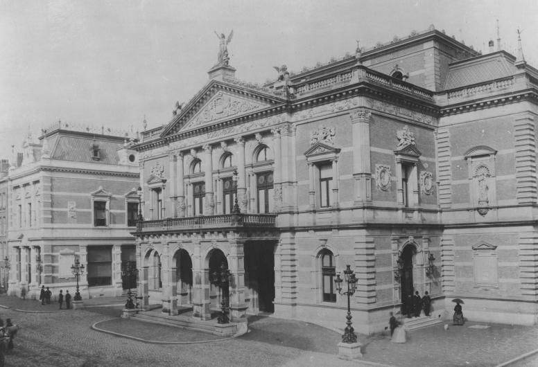 Gezicht op de Schouwburg aan de Aert van Nesstraat, ca. 1890