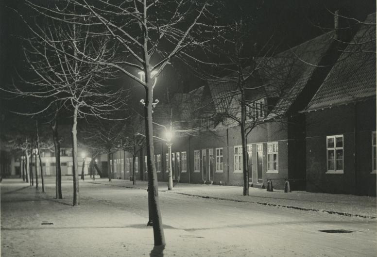 Sneeuwval bij avond aan de Dreef in Tuindorp Vreewijk. Fotograaf onbekend. 1930 Collectie 4100
