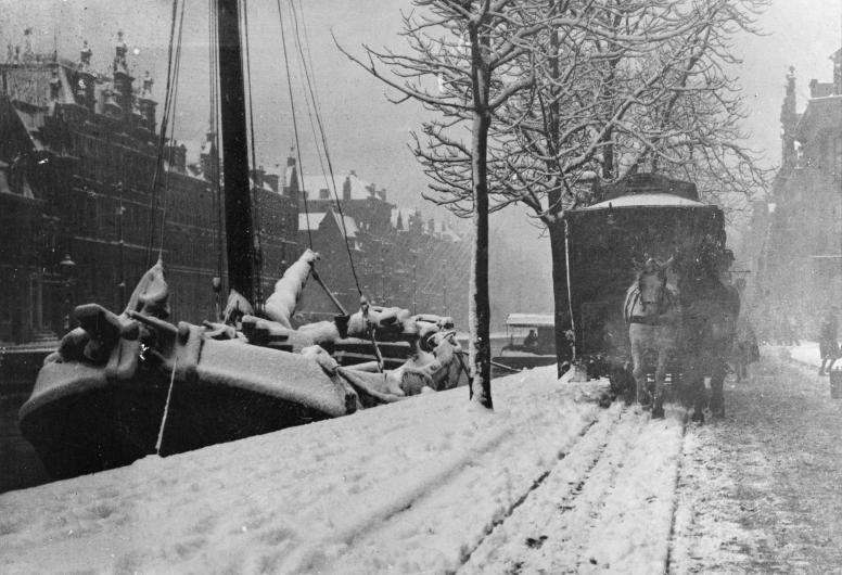 Een paardentram op de Schiekade in de sneeuw. Collectie 4113 Documentnummer IX-2828-03