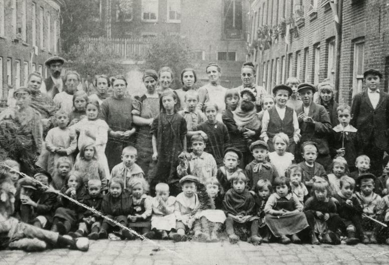 Groepsfoto van de bewoners van het Hofje aan de Warmoezenierstraat in 1910