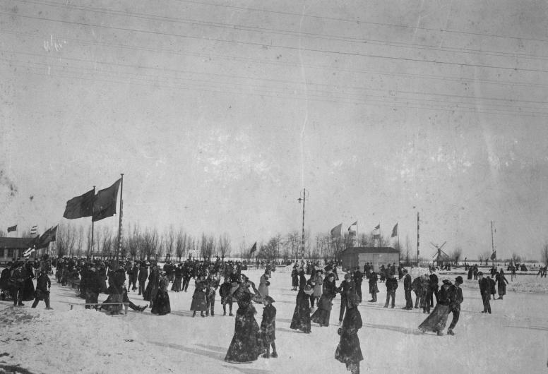 1901. Schaatsers op de ijsbaan van ijsclub Kralingen aan de Kralingse Plaslaan. Collectie 4100 1984-111