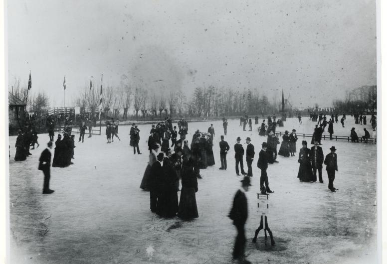 Schaatsers die zich vermaken op het ijs aan de Kralingse Plas. Georganiseerd door IJsclub Kralingen. 1901 Collectie 4202, documentnummer 1971-1174a