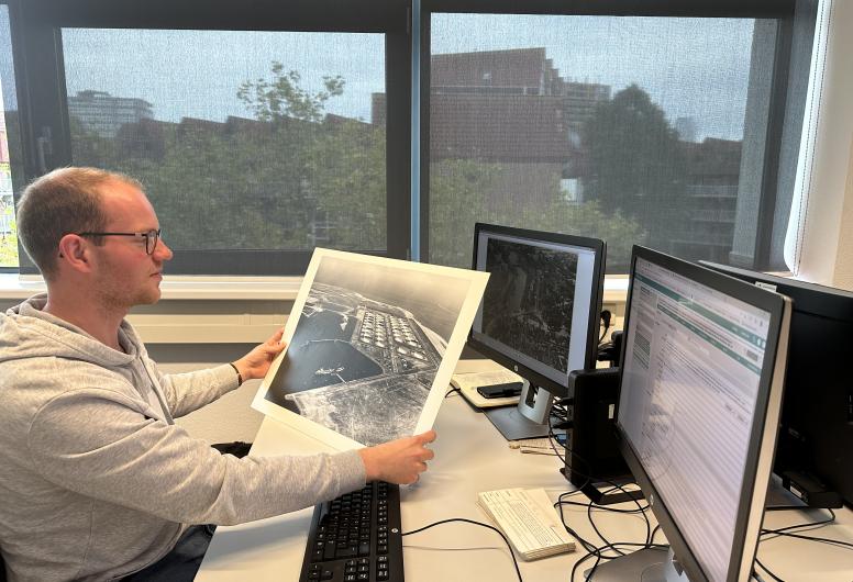 Daniël op zijn werkplek. Bij het beschrijven van beeldmateriaal is het prettig om met twee beeldschermen te werken. 