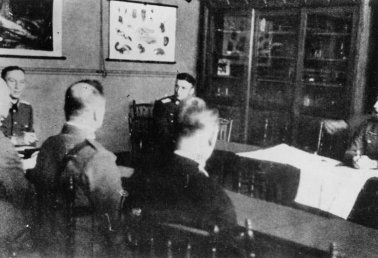 De ondertekening van de capitulatie van Nederland in een schoolgebouw te Rijsoord. De tweede persoon van rechts op de rug gezien is de Nederlandse generaal H.G. Winkelman, 15-05-1940. Anonieme foto. Collectie 4282, nr. 1972-15