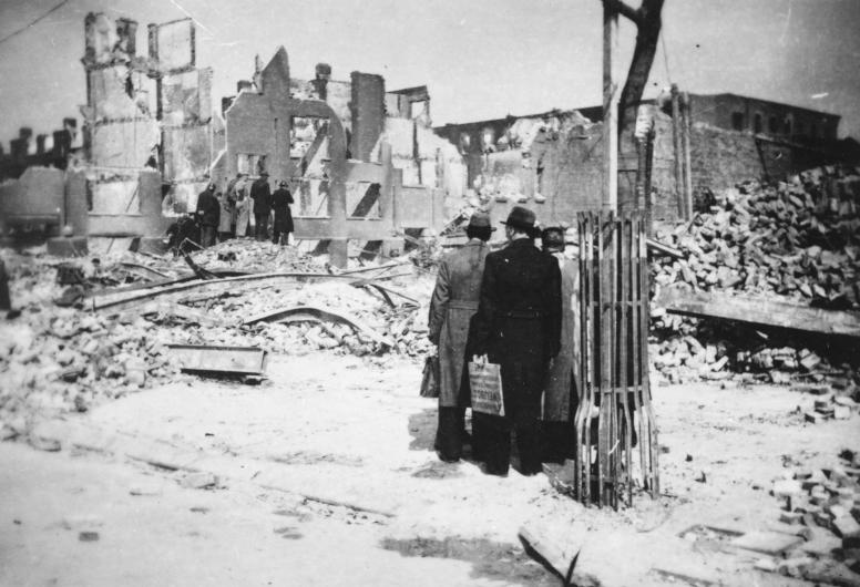 Gezicht op de Schiedamseweg ter hoogte van de Taandersstraat, met verwoeste huizen en gebouwen als gevolg van het geallieerde bombardement, 31-03-1943. Anonieme foto. Collectie 4287, nr.  1981-654.