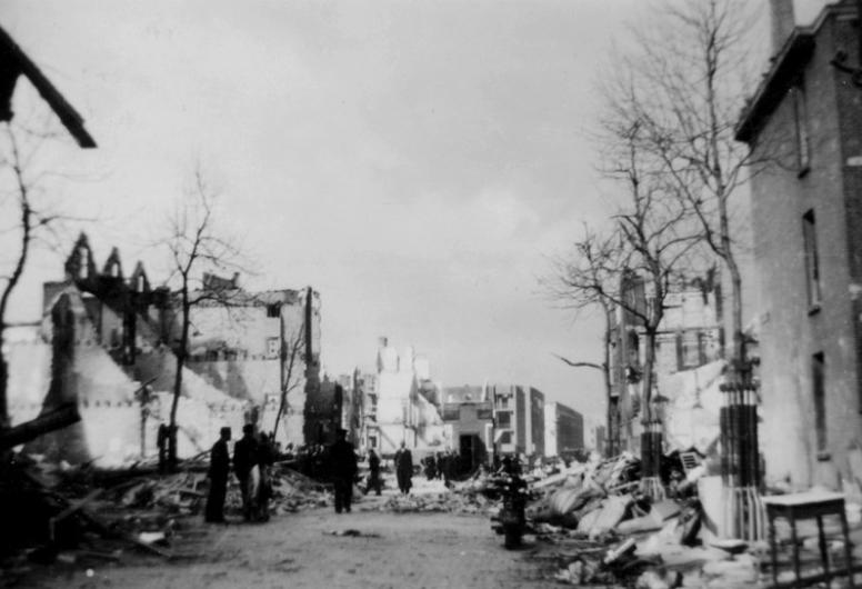 Gezicht in de Zeilmakersstraat met restanten van verwoeste panden als gevolg van het bombardement gezien uit het zuiden, 31-03-1943.