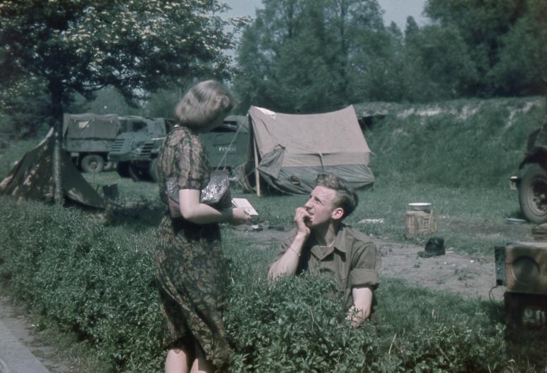 Vrouw in gesprek met Canadese militair van de 1e Canadese divisie die hun kampement hebben opgeslagen aan de Heemraadsingel, 15-05-1945 - 31-12-1945.