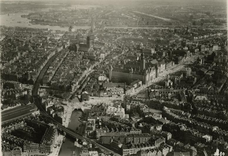 Luchtopname van de omgeving van de Schie, de spoorbaan, het Hofplein, de Delftsevaart, links de Sint-Laurenskerk, en rechts de Coolsingel. Op de achtergrond de Nieuwe Maas, het Noordereiland en Feijenoord, 1932. KLM Aerocarto. Collectie 4232, nr. 1970-1835