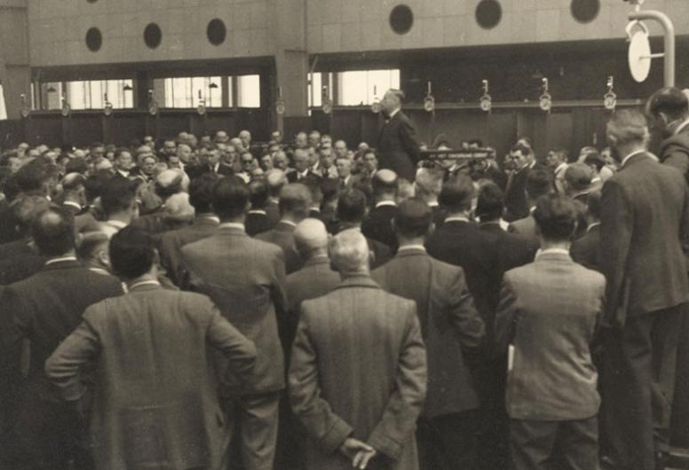 Mr. K.P. van der Mandele, voorzitter van de Kamer van Koophandel, houdt een toespraak in de Beurs, naar aanleiding van de capitulatie van Japan, 16-08-1945.