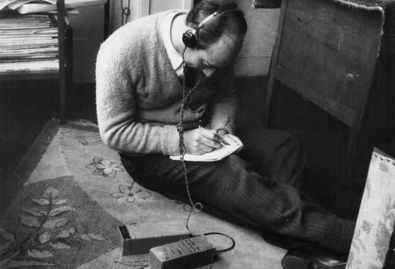 Een kleine, door de Royal Air Force (RAF) gedropte radio, wordt gebruikt als nieuwsbron voor illegale bladen, 1941 - 1945. Foto Johannes van Rhijn. Collectie 4282, nr. 1977-3532