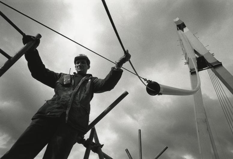 De tuien van de Erasmusbrug worden vastgezet