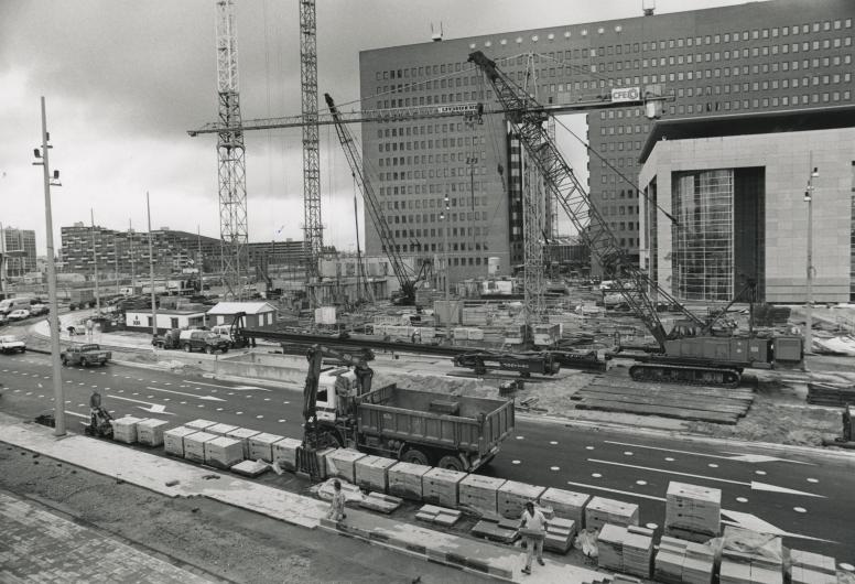 Bestratingswerkzaamheden op de Wilhelminakade. Op de achtergrond De Wilhelminahof. juli 1996. NL-RtSA_4282_1996-1008.