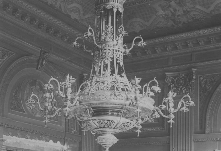 Interieurfoto van de Groote Schouwburg aan de Aert van Nesstraat, ca. 1901