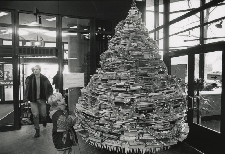 Oude en overtollige boeken die, voordat ze naar het Leger des Heils gaan, tijdens de kerstperiode dienst doen als kerstboom in de Gemeentebibliotheek. 1995 Leunis Verlinde Wegener/ De Persgroep