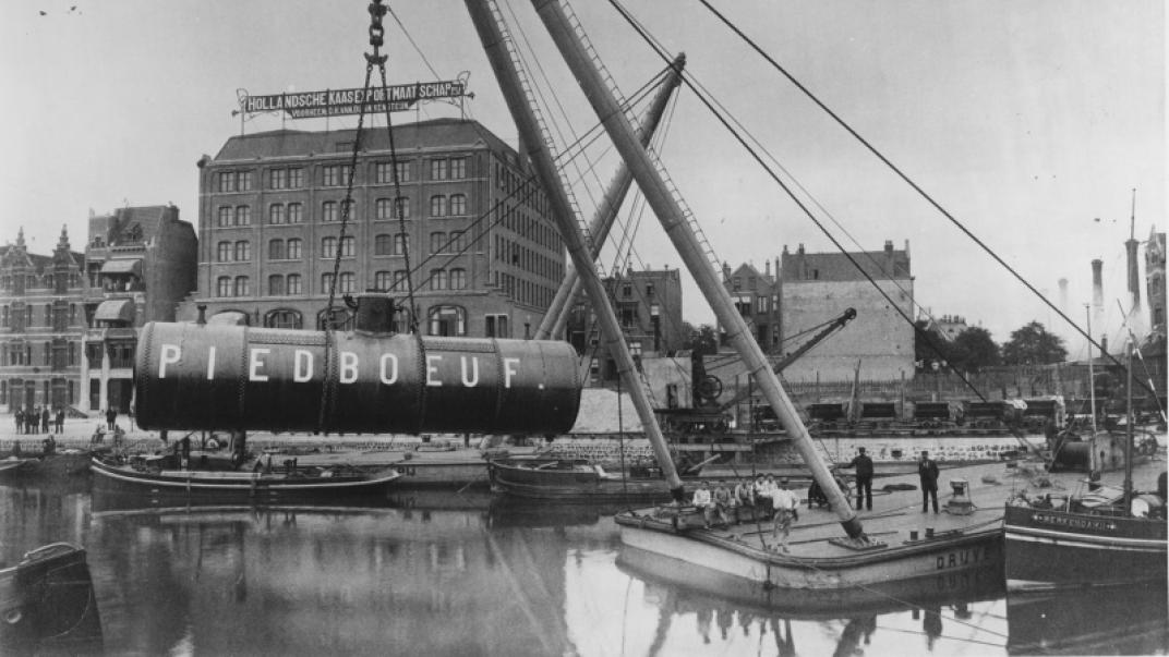 Het Boerengat tijdens het transport van een ketel, uit het zuiden. Op de achtergrond de Admiraliteitskade.