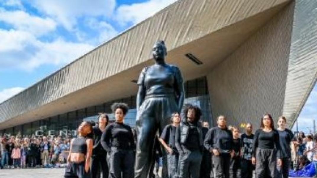 Foto van het standbeeld Moments Contained op het Stationsplein