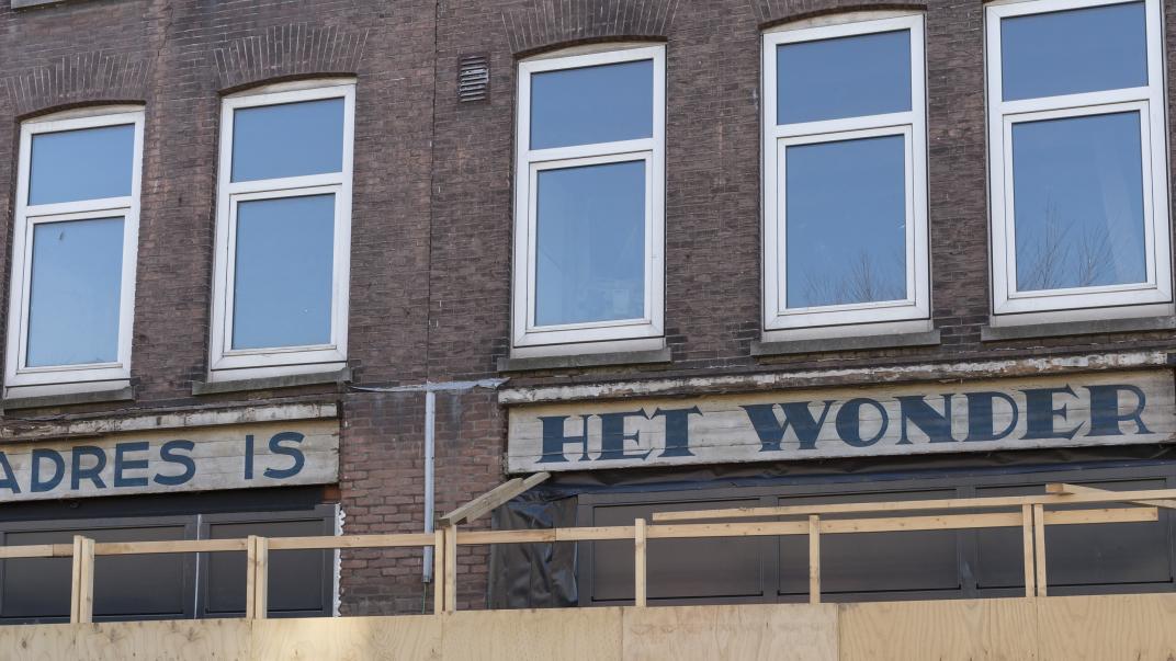 Geveltekst van de manufacturenwinkel van Israël Levi de Winter, een Joodse man die net als zijn vrouw en kind in de Tweede Wereldoorlog werd vermoord