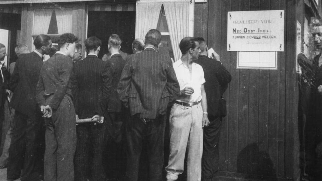 Vrijwilligers melden zich bij het aanmeldingsbureau voor Nederlands Oost-Indië. Collectie 4140, nummer 3317-01