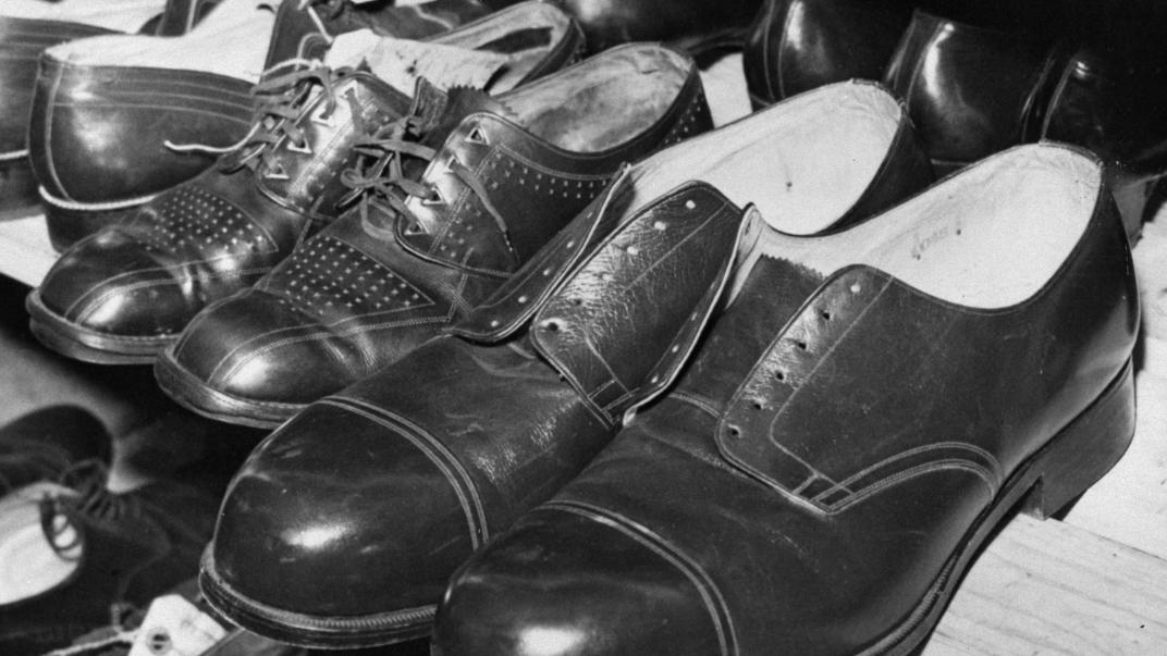 De schoenen van Rigardus Rijnhout, de Reus van Rotterdam. Collectie 4031, nummer P-021611-3. Fotograaf Machiel Adrianus Josephus (M.A.J.) Hanse