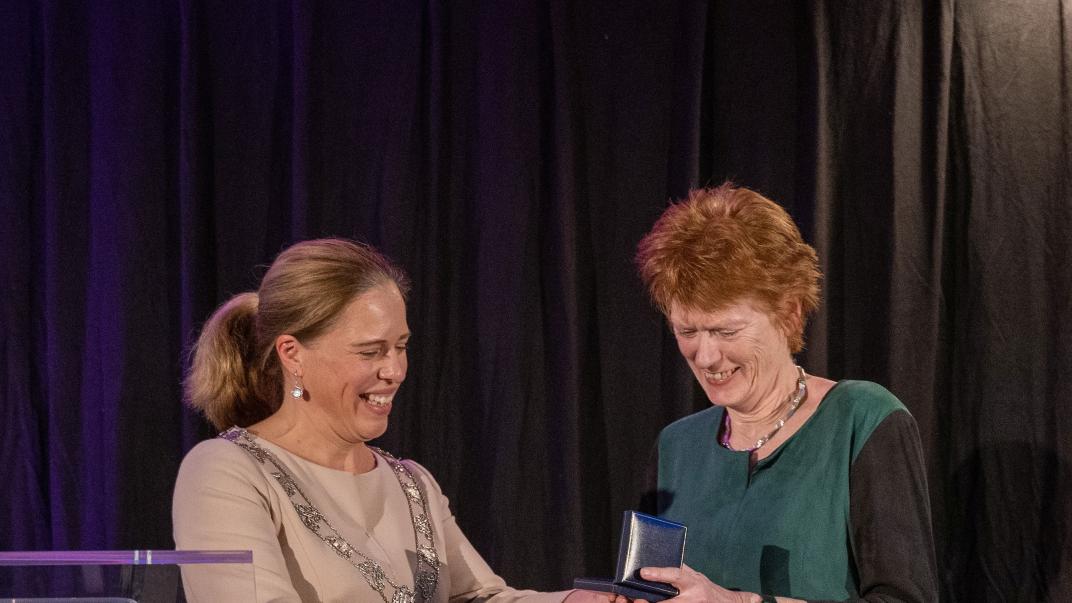 Afscheid Jantje. Burgemeester Schouten overhandigt de Rotterdammert, een onderscheiding