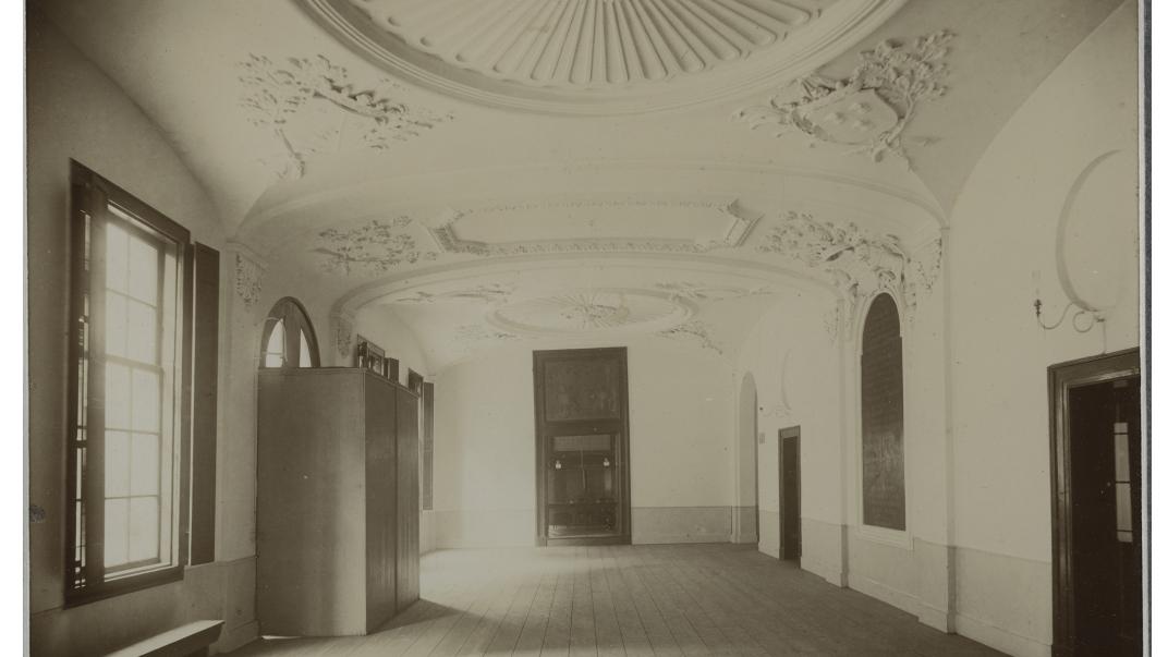 De Loterijzaal in het voormalig Oude Mannenhuis aan de Hoogstraat.