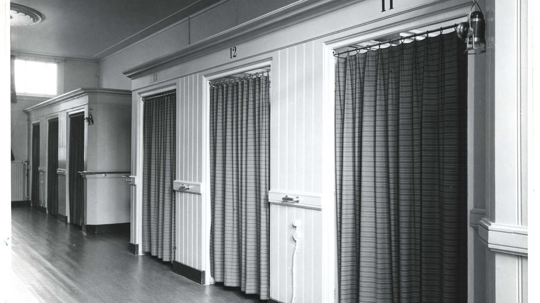 Slaapzalen van het Heilige Geesthuis aan de Gerard Scholtenstraat.