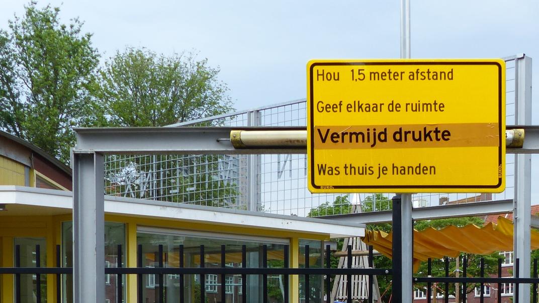 Rotterdam tijdens de Coronapandemie. Bord met maatregelen geplaatst bij de speeltuin in de Millinxbuurt. Fotograaf: Hans Grootenhuijs