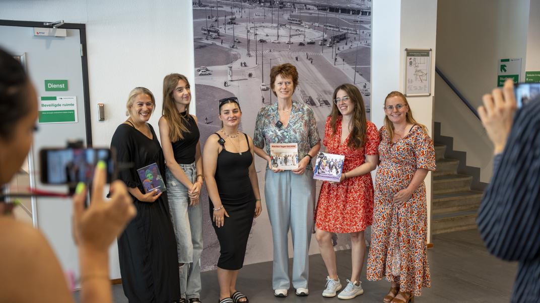 Overhandiging manifesten van Chicks and the City