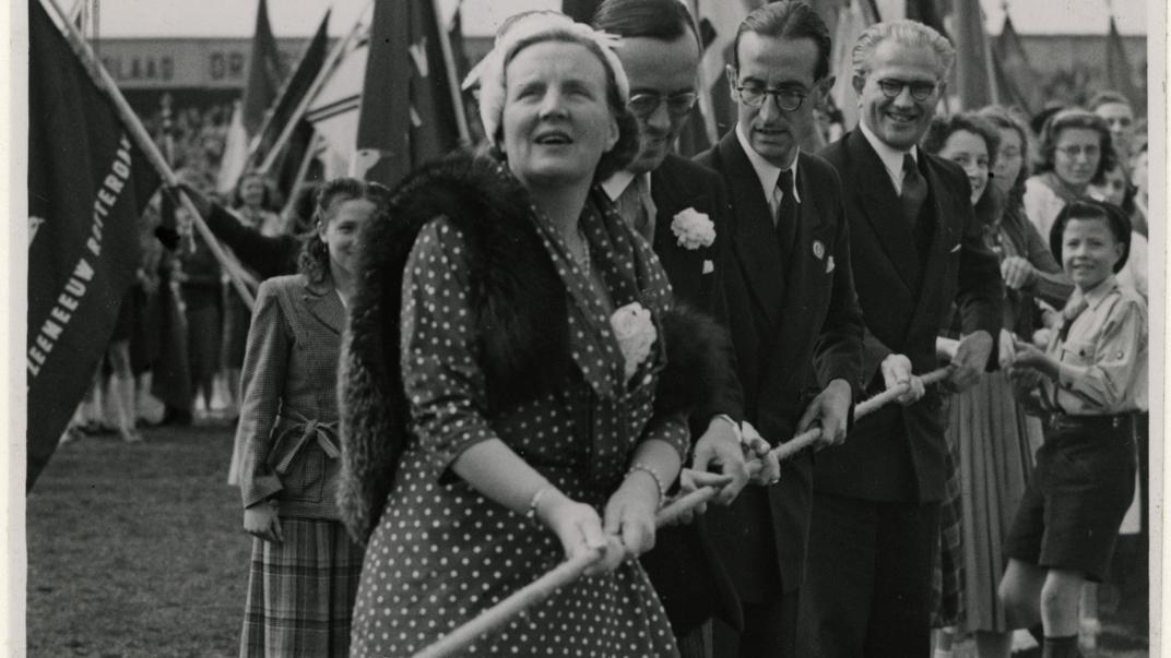Bezoek van koningin Juliana en prins Bernhard aan Rotterdam. Bij de opvoering van het opbouwspel "Wij bouwen" in het Spartastadion.  Collectie 4282, XXXIII-752-04. Fotograaf: Anefo