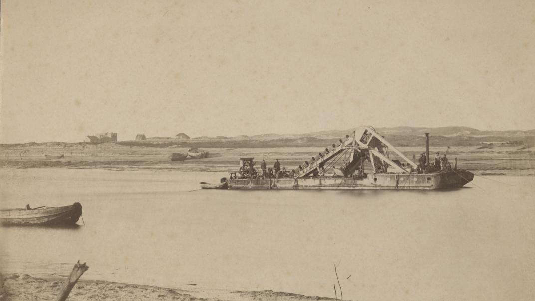 Een baggermolen aan het werk voor de aanleg van de Waterweg bij Hoek van Holland. 