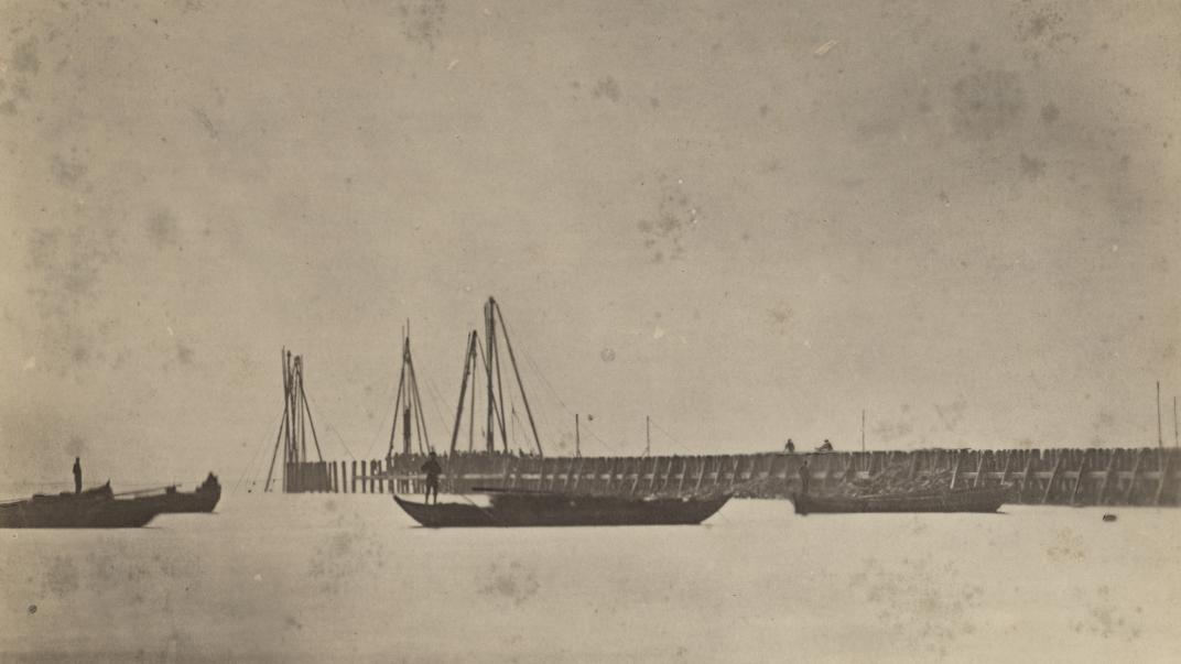 Werkzaamheden voor de aanleg van de Nieuwe Waterweg en de doorgraving bij Hoek van Holland. Tussen 1865-1872. Collectie Vroege Foto's NL-RtSA_4187_XXVIII-10-02-12