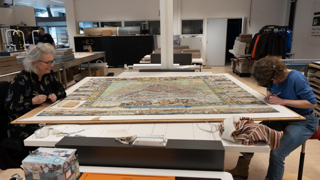 Miranda Demuijnck en Maaike Heemskerk met de Vou in het restauratieatelier.